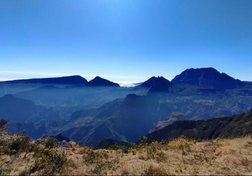 Depuis le Grand Bénare, vue sur la Roche Écrite, Mafate et le Piton des Neiges 