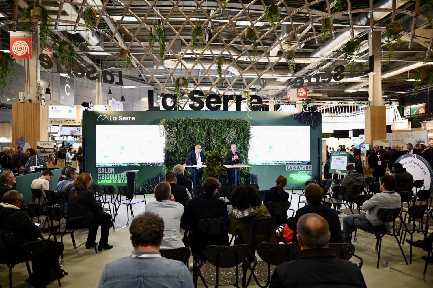  Jean-Philippe Delorme présente le projet réunionnais lauréat du prix du génie écologique au Salon de la Biodiversité - Crédit : I. Martel –  Parcs nationaux 